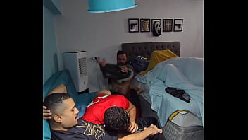 Descobri que meu primo novinho &eacute_ uma putinha na rua, vive dando o cu pra homem casado... convidei 4 amigos h&eacute_teros pra assistir filme e comer sua bunda virgem