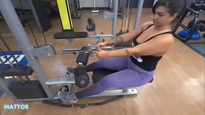 Sem calcinha na academia com a bucetinha suada e com tes&atilde_o