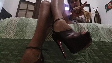 Te dominando com meus pés !