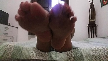 Te dominando com meus pés !