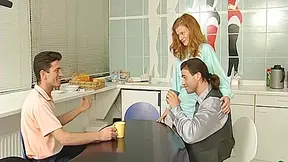 Rothaarige Wird Von Zwei Freunden Nach Dem Feier In Der Kueche Gefickt - Claudio Meloni