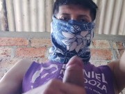 LATINO DE GRAN POLLA SE MASTURBA EN EL BAÑO DE SU MEJOR AMIGA