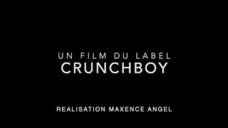 Des salopes homosexuelles au visage d'ange se font sodomiser à cru tout en léchant et suçant de grosses bites.