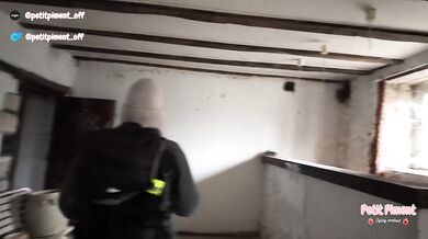 Je lui vide les couilles avec ma bouche pendant qu'on visite un manoir abandonné ????