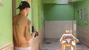 fiz topless pra provocar o vizinho e ele me comeu no meio da vila