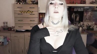 Thick white girl gets choked in passionate solo session