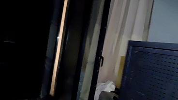 COJIENDO EN EL BALCON PARA QUE SE CALIENTEN LOS VECINOS Y DESPUES ME COJO AL AMIGO DE UNO DE MIS MARIDOS ...