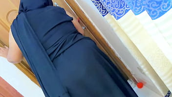 Arab Big Ass and Big Boobs Hot muslim aunty Stuck Under saudi Hotel Bed &amp_ Open Her Pussy