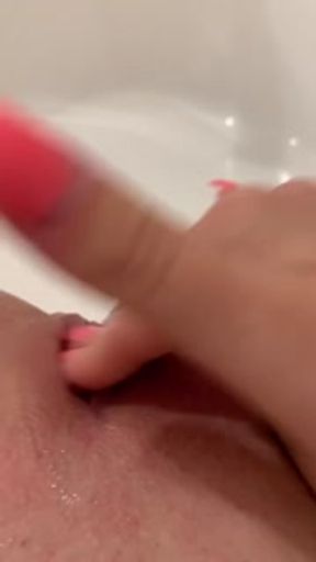 teen gets caught fingering her pussy in the tub