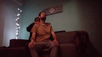 Unos masajes y una chupada a este macho peludo...