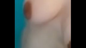 Werita ense&ntilde_a las tetas ba&ntilde_&aacute_ndose