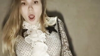 Călăreț, fute &#8211; o tânără blondă cu țâțe mari futută anal până la orgasm