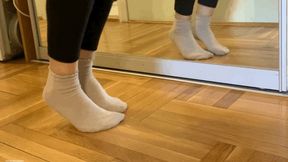 TIP TOE SOLES IN FRONT OF THE MIRROR - MOV HD
