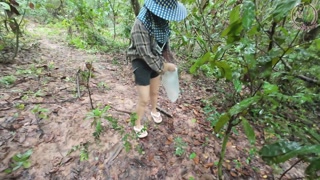 สาวไทยเดินโม้เก็บเห็ดอยู่ดีดีปวดฉี่ในป่า เสียงไทย 4K