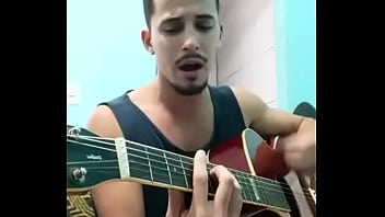 Tocando gostoso o viol&atilde_o enquanto encanta