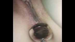 Esposa novinha de bucetinha rosinha toda depilada gozando como plug anal de vidro enfiando no cuzinho