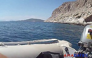 baise sur un bateau en vacances