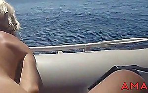 baise sur un bateau en vacances