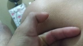 Fazendo gozar enfiando a vara cm dedinho no cuzinho