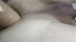 Trans peitudinha se arrombando no sof&aacute_