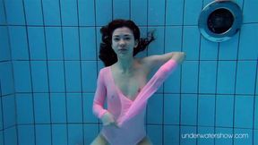 Czech teen Roxalana's swimming talent shines brightly