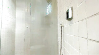 Amatori gay cu fund bombat sunt futuți anal într-un clip fetish de casă la duș fierbinte