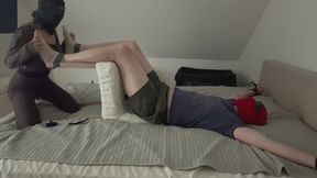 German Tickling: Femdom (Female Domination Tickling)… diesem Namen macht Jenny alle Ehre während sie Justin kitzelt und dem Höhepunkt entgegenbringt. Gefesselt ist er ihr hilflos ausgeliefert und muss alles über sich ergehen lassen.