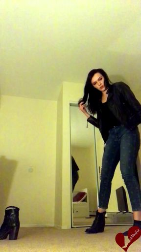 Giantess Fallen is catching you sneaking in her room