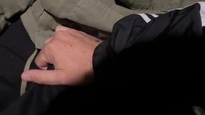 convenci um estranho na praca a me fuder. puto era puzudo e me fudeu sem capa.