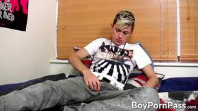 Skylar West plays with his long prick & drills his anus