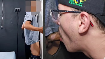 Visitante baixinho casado dotadinho e com uma bunda gostosa soltou muita porra no GloryHole!!!