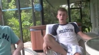 Ev yapımı amatör eşcinseller, korunmasız bir şekilde derinden boşalma yaşıyorlar.