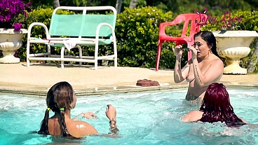 My friends challenge me to do mischief in the pool, I accept and they make me very horny with the games.