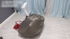 GG103-A cute girl in white stockings, after being bound, was stuffed into a bag. She struggled desperately to get out.