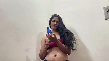 INDIAN BEAUTIFUL DESI GIVES MASSAGE AND HANDJOB TO CUSTOMER DICK