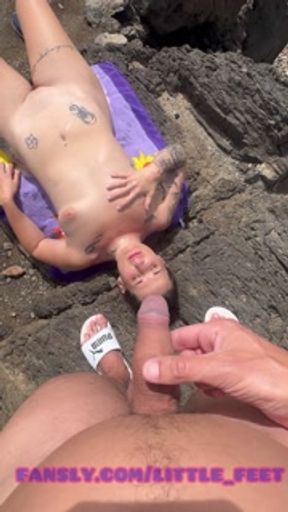 A muscle boy piss to LittleFeet on the beach💦😈