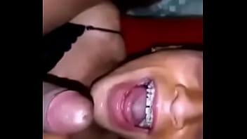 Travesti lima tragando semen