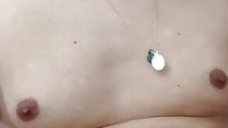 Heißes Mädchen gibt einen schlampigen Blowjob vor dem Analverkehr und einer unordentlichen Ladung Sperma.