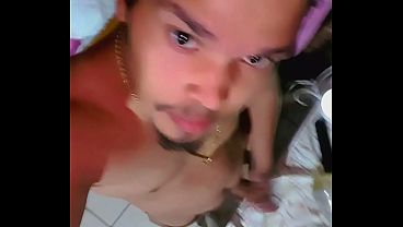 Comendo um brinquedo