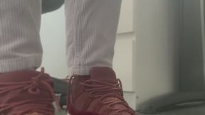 Mia te montre ses belles chaussures