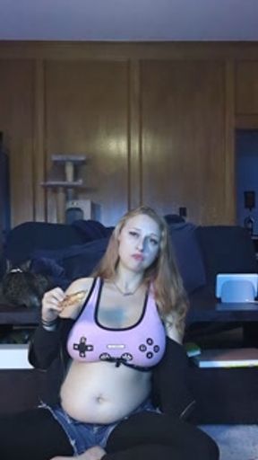 22 Weeks Pregnant Eats Whole Pizza and a Burger