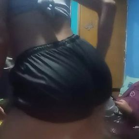 Esta bailando sensual para llamar tu atencion