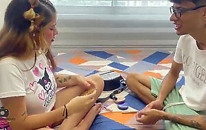 Mi hermanastra me seduce intentandome quedar como un gay y yo le demuestro que no lo soy.