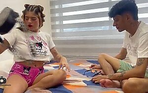 Mi hermanastra me seduce intentandome quedar como un gay y yo le demuestro que no lo soy.