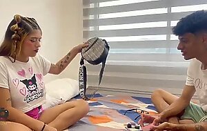 Mi hermanastra me seduce intentandome quedar como un gay y yo le demuestro que no lo soy.