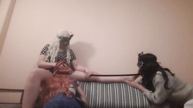 Покорные рабыни лижут ножки и киску. За раз кончила дважды, но мне этого мало - IkaSmokS