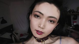 Een sexy Neko-cosplayer bevredigt zichzelf met haar vingers tot ze klaarkomt.