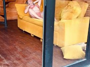 Un extraño me graba mientras me toco en una cabaña