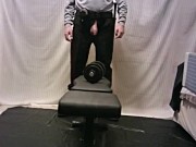 remo a una mano, de uniforme vigilante de seguridad, mostrando polla