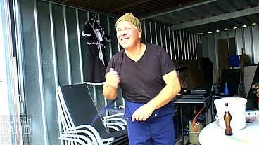 Hausmeister Schwuttke - nicht mal in Ruhe wichsen kann man ... Manu J